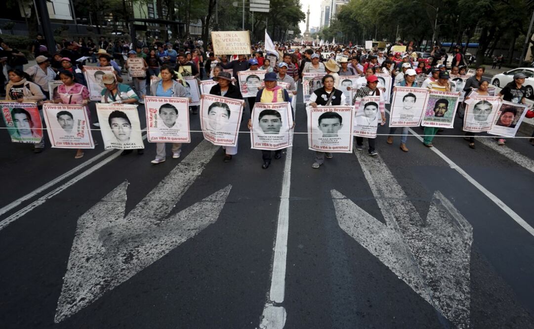 Relatives hold banners with images of some of the 43 missing students of Ayotzinapa College Raul Isidro Burgos - Photo: Daniel Becerril/REUTERS