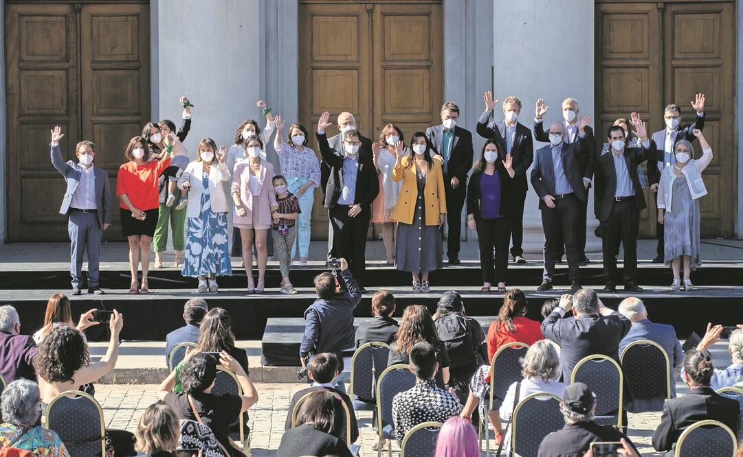El presidente electo de Chile, Gabriel Boric (centro-izquierda), junto a su gabinete de gobierno, durante la presentación oficial de los ministros en el Museo Nacional de Historia Natural en Santiago. Foto: Alberto Valdés/ EFE.