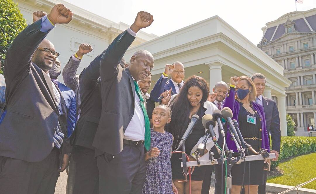 Benjamin Crump, al centro, junto con Gianna Floyd, hija de George Floyd, y su madre Roxie Washington, así como otros de sus familiares, después de reunirse con el presidente Joe Biden en la Casa Blanca, en Washington. Foto: Evan Vucci/ AP.