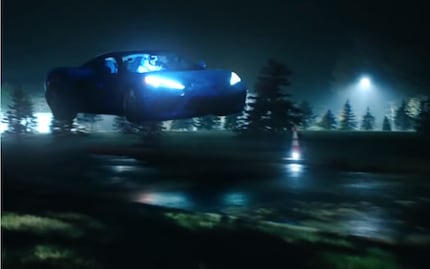 Vendedor de autos salta con un Chevrolet Corvette sobre otro para promocionar el modelo