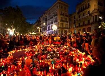 Suman 14 muertos y 126 heridos por atentados en Barcelona