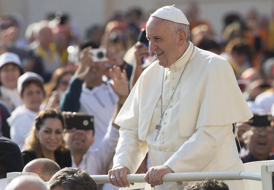 El papa Francisco saluda a miles de fieles a su llegada a su audiencia general semanal en la Plaza de San Pedro (Foto: EFE)