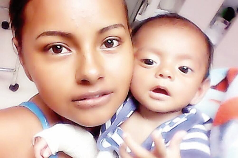 Silvia Campos Nazario, acompañada de su bebé Ángel Jesús, de 4 meses (ESPECIAL)