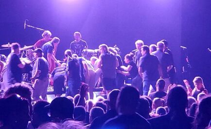 Carlos Santana se desvanece en pleno escenario en Michigan; sufre deshidratación