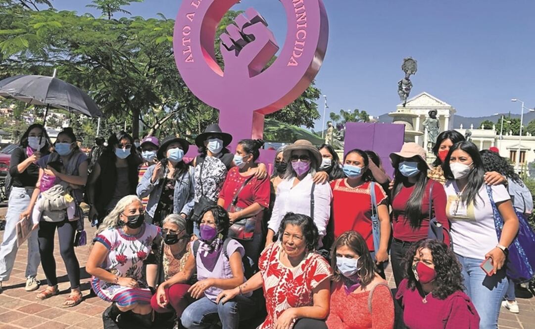 Activistas develaron la Antimonumenta contra el Feminicidio y la Violencia en Oaxaca, como una forma de visibilizar la grave situación en el estado. Foto: Christian Jiménez/ EL UNIVERSAL.
