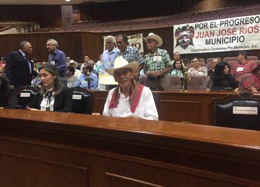 Diputados de Sinaloa se niegan a quitarse el sombrero en sesión