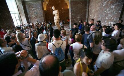 El Louvre invita a reserva previa para combatir colapso