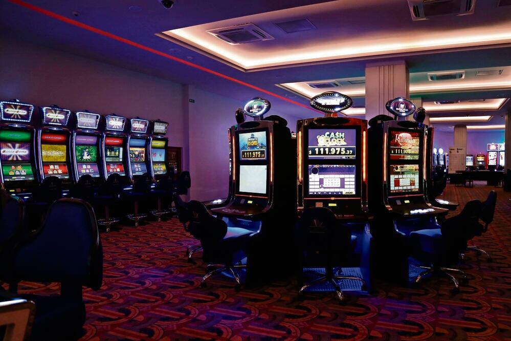 Las personas que acuden a los casinos permanecen dos horas con 45 minutos, sobre todo en tragamonedas, formato que tiene una participación de 80% sobre el total de las apuestas. Foto: Archivo / EL UNIVERSAL