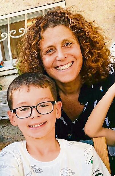 Keren Monder, de 54 años, y su hijo Ohad Monder, de nueve años. Foto: AP