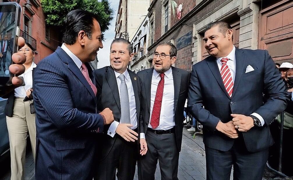 Los gobernadores electos de Chiapas y Puebla, Eduardo Ramírez y Alejandro Armenta, respectivamente, saludan al secretario de Gobierno, César Cravioto y al edil de Coyoacán, Giovani Gutiérrez. Foto: Especial