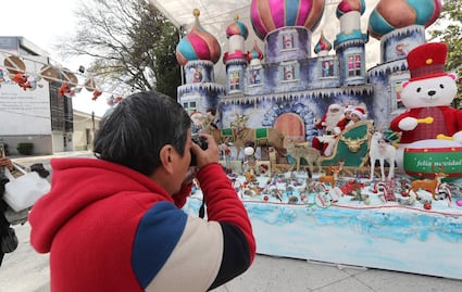 Abandonan a Santa: escenarios navideños de la Alameda de Toluca tienen de pocos clientes