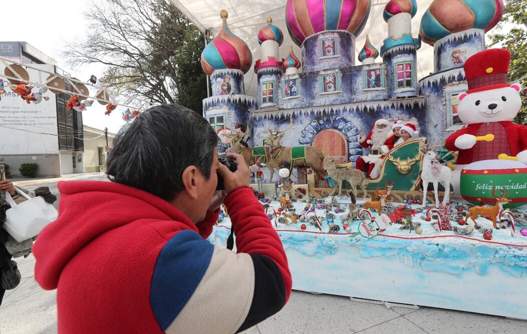 Santa Claus espera quien se tome fotos con él en Toluca. FOTO: Jorge Alvarado/ EL UNIVERSAL/