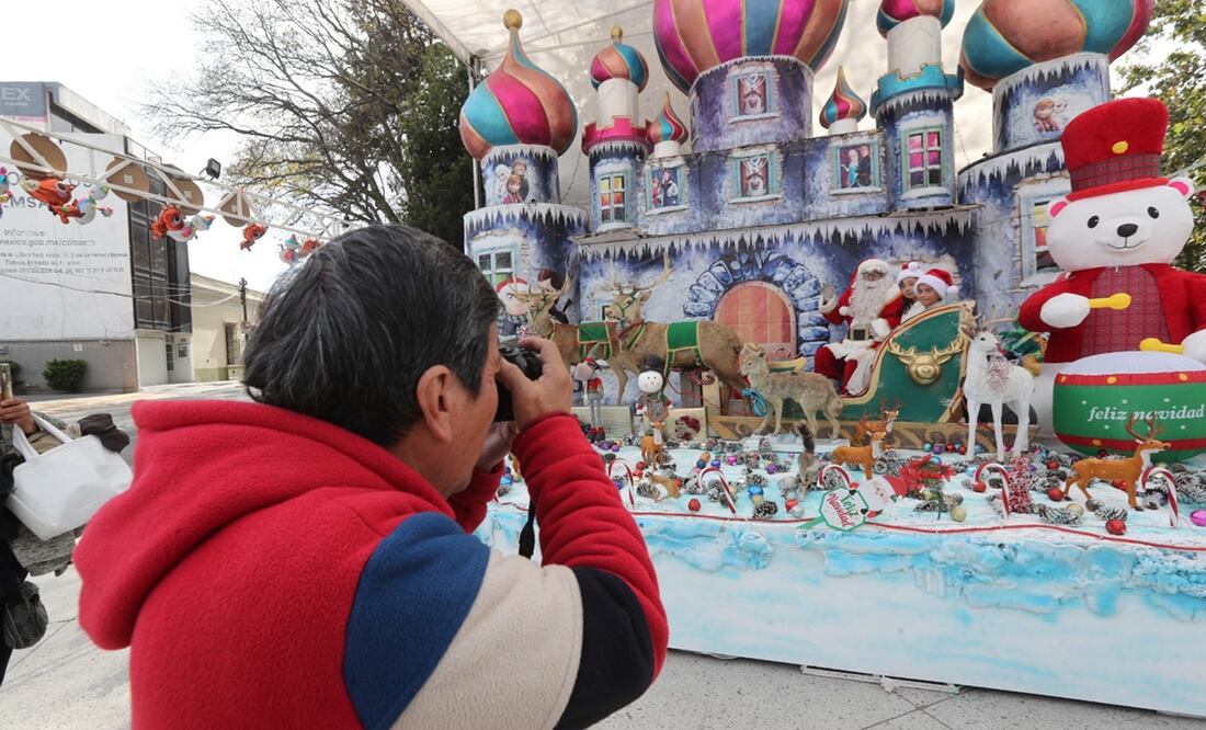 Santa Claus espera quien se tome fotos con él en Toluca. FOTO: Jorge Alvarado/ EL UNIVERSAL/