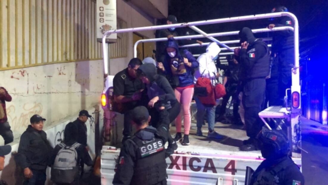 Arrestan a cuatro 'polleros' en Edomex; mantenían secuestrados a 23 migrantes  