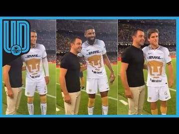 Jugadores de Pumas hasta hicieron fila para tomarse foto con Xavi Hernández