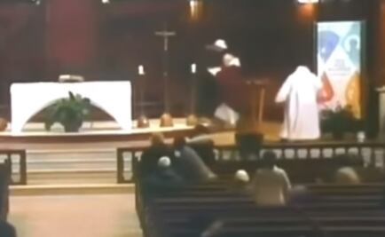 Captan en video cómo apuñalan a sacerdote en plena misa en Canadá
