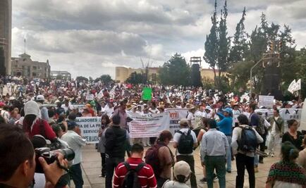 Marchan trabajadores del IMSS