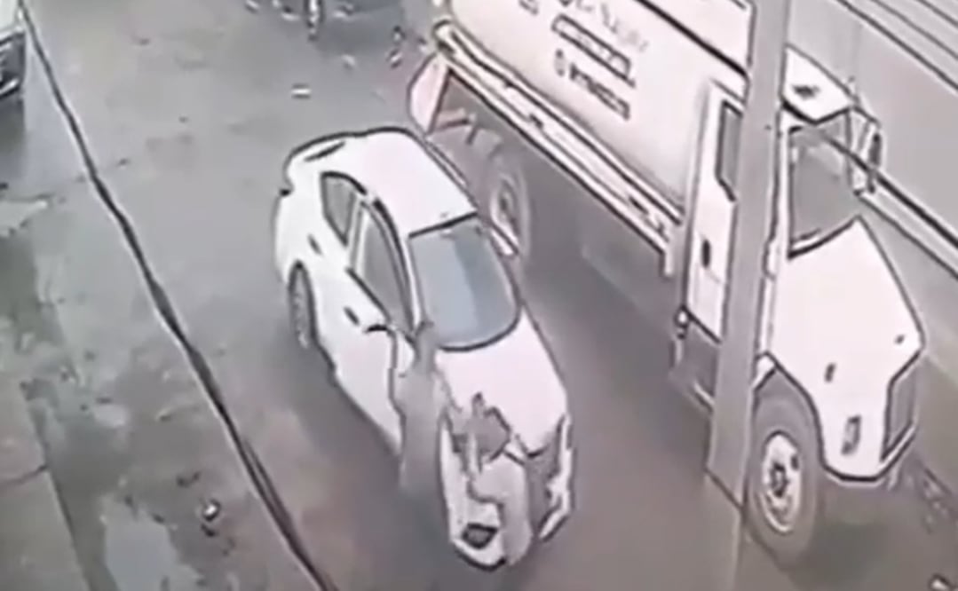 En la grabación se observa el momento en que inicia la agresión con un machete. Foto: captura de pantalla