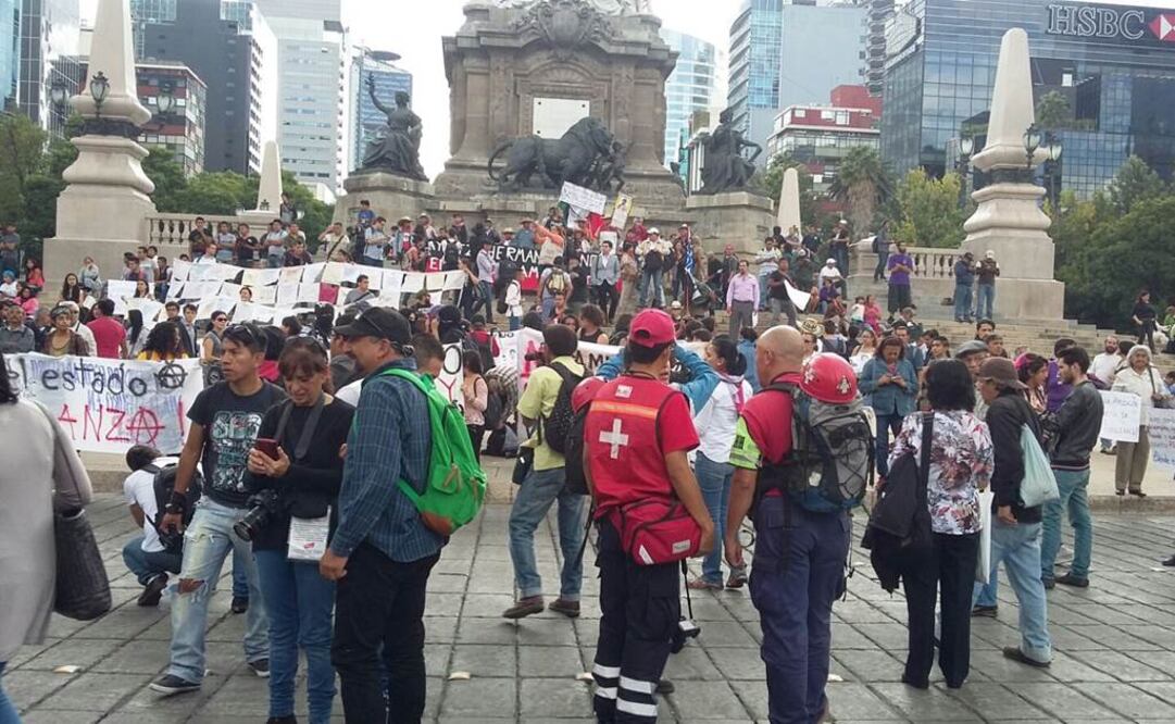 Padres de los 43 alistan marcha en el Ángel