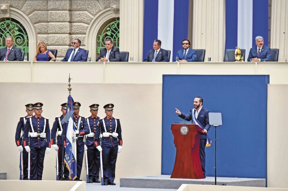 Nayib Bukele, quien ayer asumió la presidencia de El Salvador, anunció que tendrá un gabinete paritario. Foto: JOSÉ CABEZAS. REUTERS