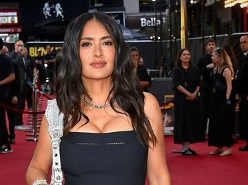 Salma Hayek se roba todas las miradas con vestido de lentejuelas