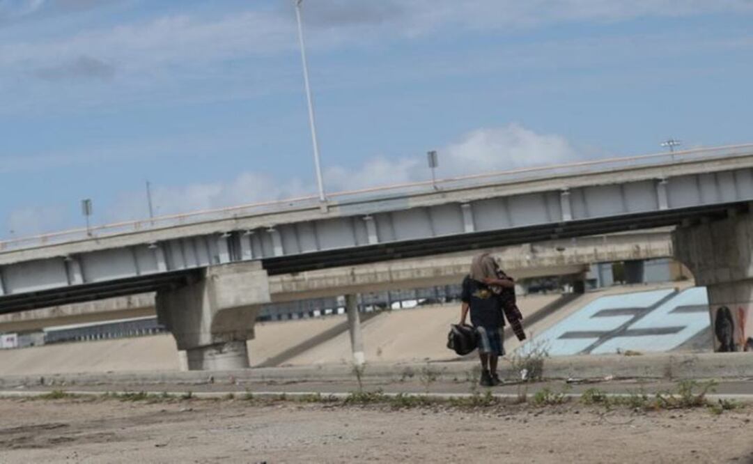 A Mexican who was recently deported from the U.S. walks by the Tijuana river, in Tijuana, Mexico, February 22, 2017 - Photo: Edgard Garrido /REUTERS
