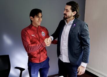 Afición de Chivas explota contra Amaury Vergara tras felicitación a JJ Macías