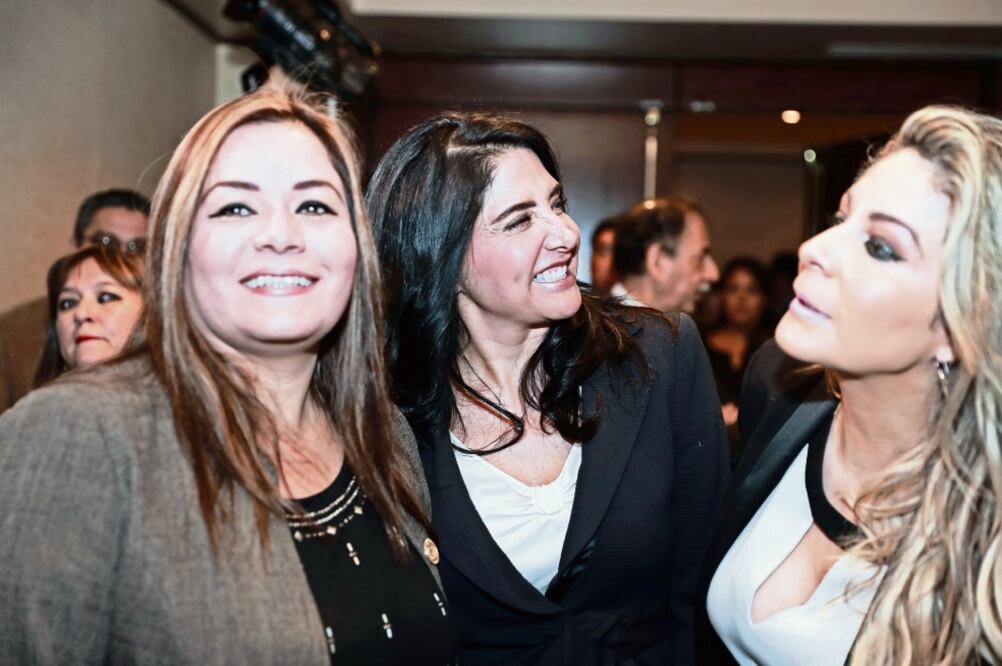 Alejandra Barrales (centro) participó en la cuarta plenaria del PRD en la Asamblea, rumbo al inicio del próximo periodo ordinario de sesiones. (ALEJANDRA LEYVA. EL UNIVERSAL)