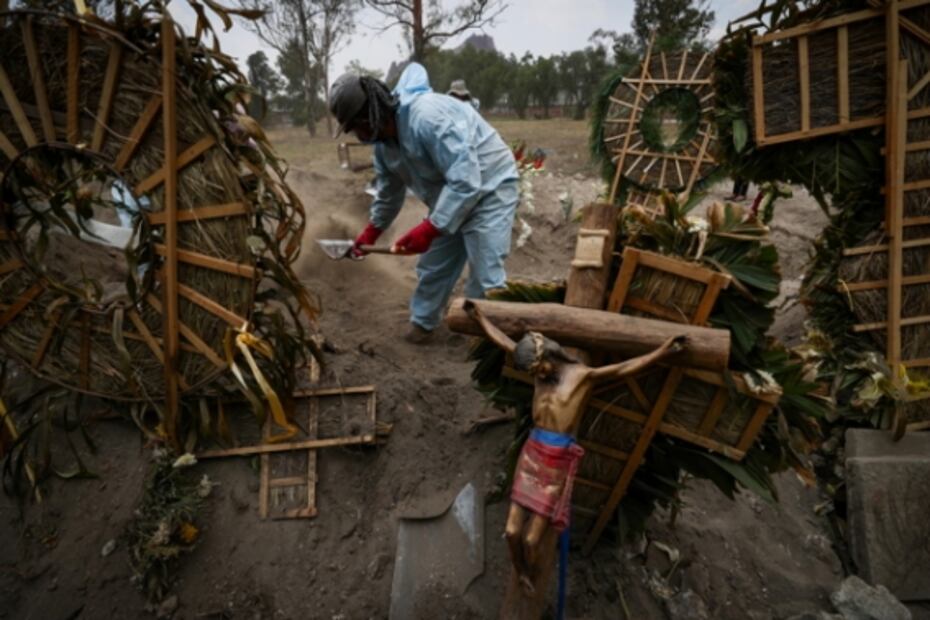 Cavan fosas en Iztapalapa para muertos de coronavirus