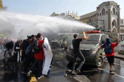 Chile: chocan policías y estudiantes en marcha