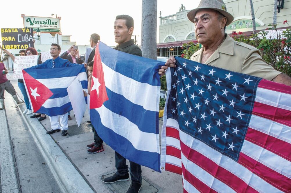 Cubanos en Miami exigen democracia para la isla. (GIORGIO VIERA. EFE)