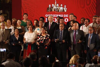 Sin líderes, AMLO celebra el Día del Maestro