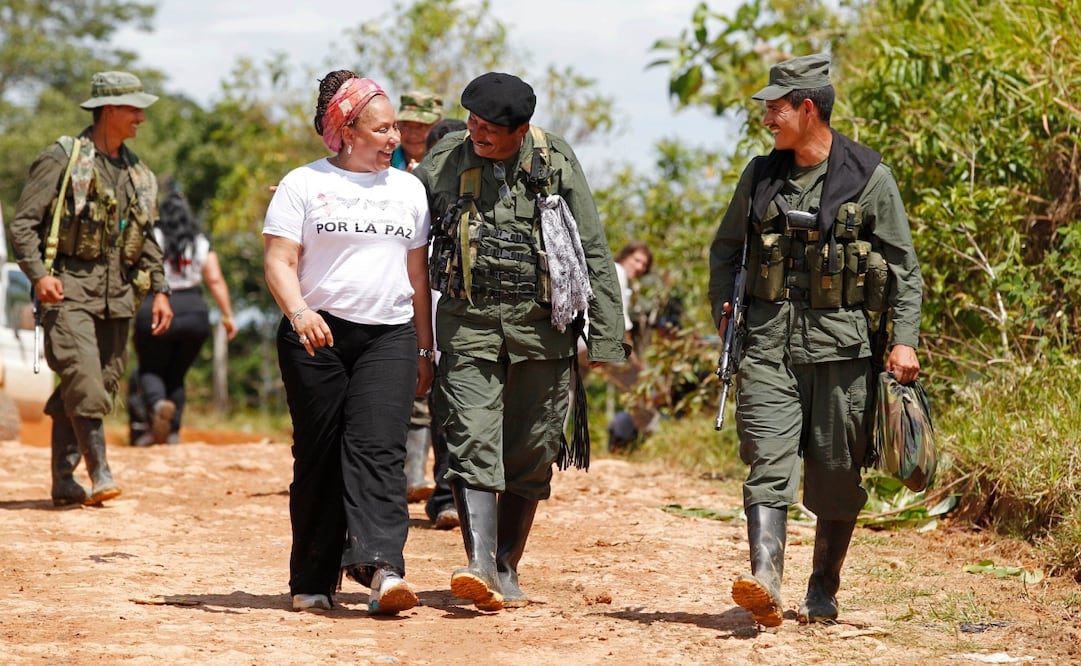 La exsenadora Piedad Córdoba dialoga con integrantes de las FARC, en San Isidro, Colombia, el 30 de mayo de 2012. Foto: AP