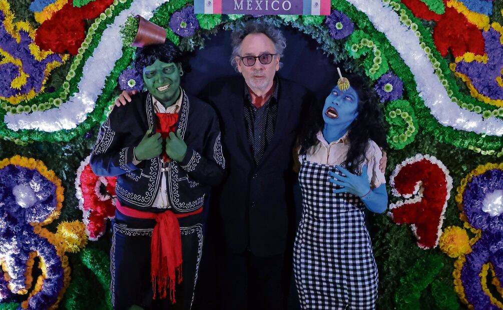 Tim Burton posó con personajes caracterizados. como los zombis que aparecen en la película. Foto: Fernanda Rojas | El universal