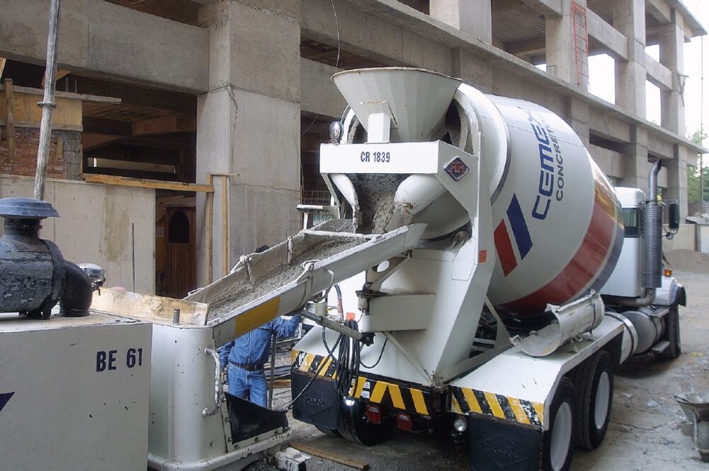 Cemex va a incrementar 12% el precio del cemento a partir del 1 de julio, pero la Canadevi asegura que no hay motivo que justifique el aumento. (ARCHIVO EL UNIVERSAL)