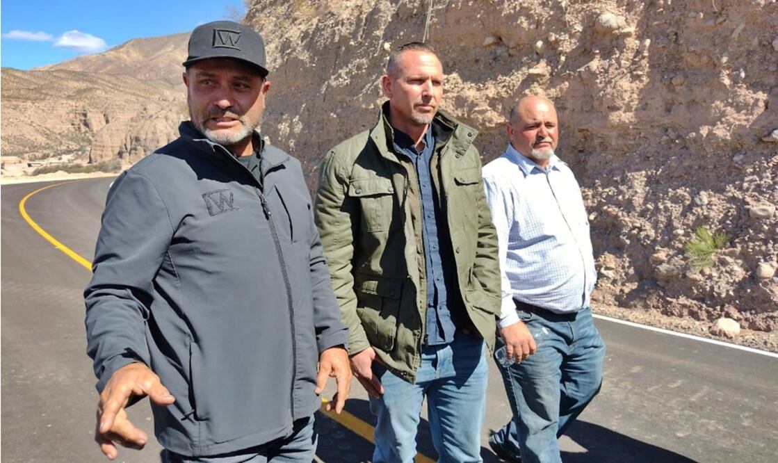 Adrián LeBarón realizó una oración sobre la nueva carretera acompañado de Julián LeBarón y su sobrino Bryan LeBarón. Foto: especial