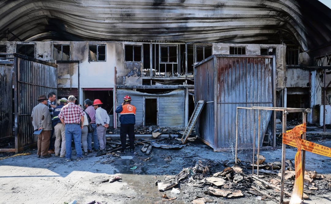 Personal del Gobierno capitalino acudió a la zona afectada por el siniestro en la Central de Abasto, para llevar a cabo la revisión. Foto: Luis Camacho / EL UNIVERSAL