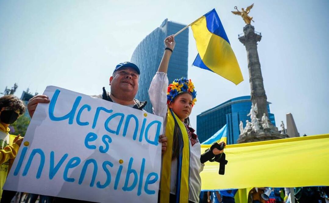 Comunidad ucraniana durante protesta en México por la paz en su país tras invasión de Rusia. Foto: Diego Simón Sánchez/EL UNIVERSAL