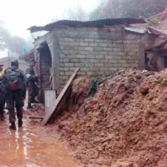 En San Pedro Ocotepec Mixe, seis integrantes de una familia, entre ellos cuat ro menores, quedaron sepultados al desgajarse un cerro sobre su vivienda. (ESPECIAL)