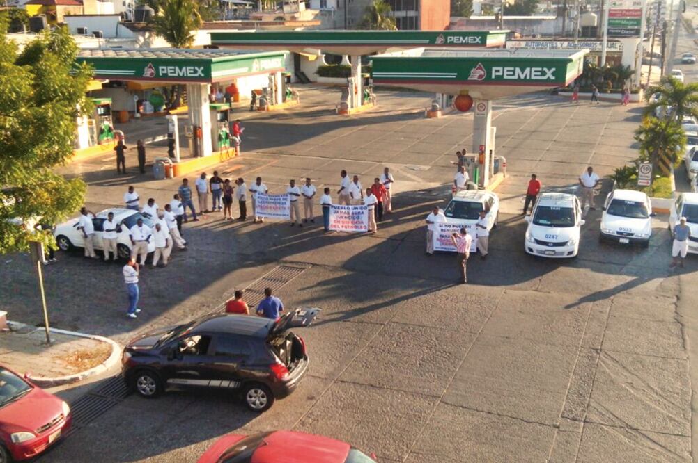 La Unión de Transportistas de la organización UTAAZ bloqueó desde las 8:00 de la mañana de ayer cuatro gasolineras en Zihuatanejo, Guerrero, como medida de protesta por el alza en el precio de combustibles. (ESPECIAL)