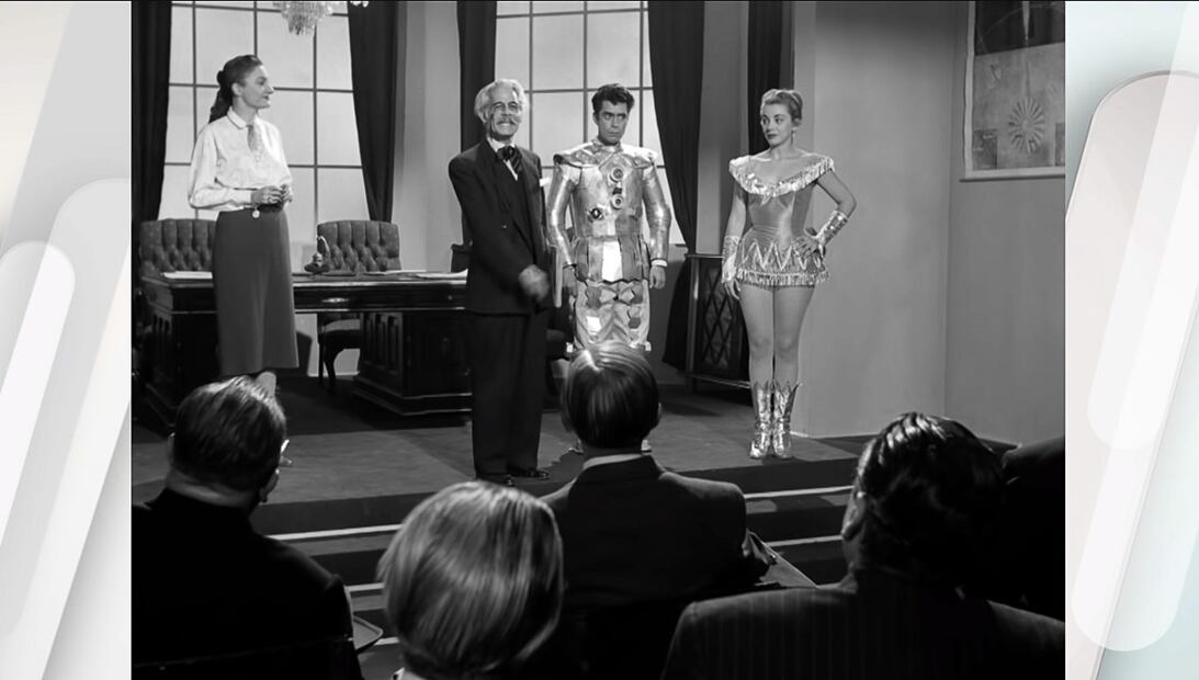 Adalberto Martinez 'Resortes' y Evangelina Elizondo fueron los protagonistas de la película “Platillos Voladores” producida en 1955, la trama se resume en una comedia dónde por un mal entendido se hacen pasar por seres de otro planeta. La película tiene escenas musicales donde muestran aun la influencia del cine de rumberas propias de la década de 1950. Foto: Especial.