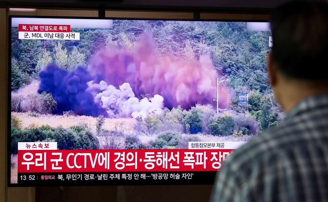 Un hombre ve las noticias en una estación de Seúl, Corea del Sur, 15 de octubre de 2024. Según un comunicado del Estado Mayor conjunto (JCS) de Corea del Sur del 15 de octubre, el ejército norcoreano llevó a cabo detonaciones que se supone tenían como objetivo cortar las carreteras intercoreanas de Gyeongui y Donghae. Foto: EEE