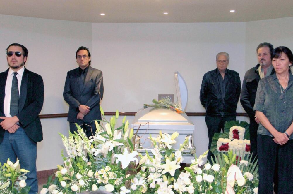Rafael Perrín y Mario Casillas montaron guardia en el féretro, al lado de la familia de Germán Robles (JUAN BOITES. EL UNIVERSAL)