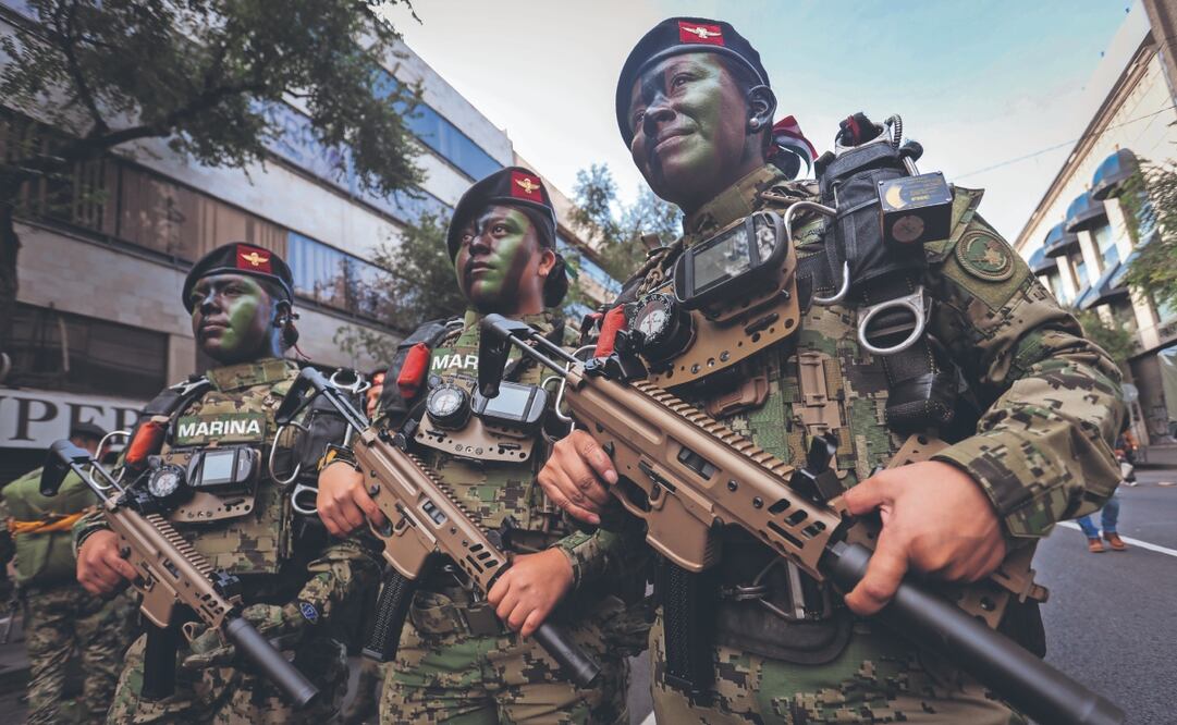 Pese al escándalo por el huachicol que enfrenta la institución, mujeres de la Marina mostraron su orgullo en el desfile. Foto: de LUIS CAMACHO. EL UNIVERSAL