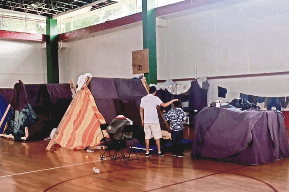 Adam Alcántara, de 19 años, vive hace un mes en el único albergue que tiene la delegación Milpa Alta para los damnificados del sismo (ANDREA AHEDO. EL UNIVERSAL)