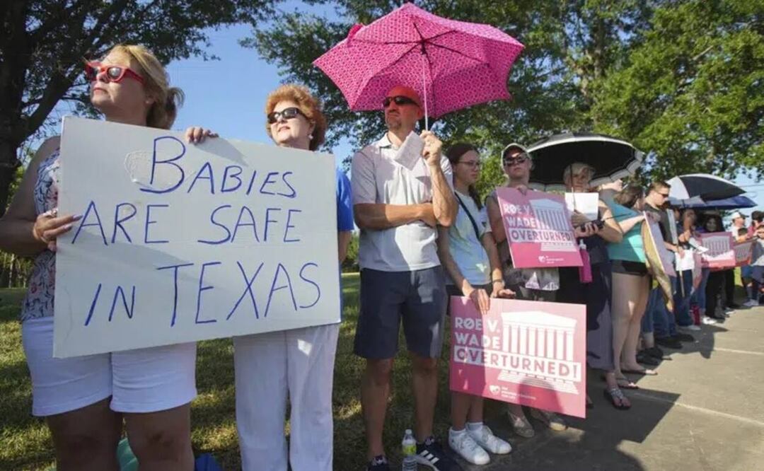 Linda Banes, a la izquierda, y Ethelene Marshall junto a manifestantes contra el aborto, en Houston. Foto: AP