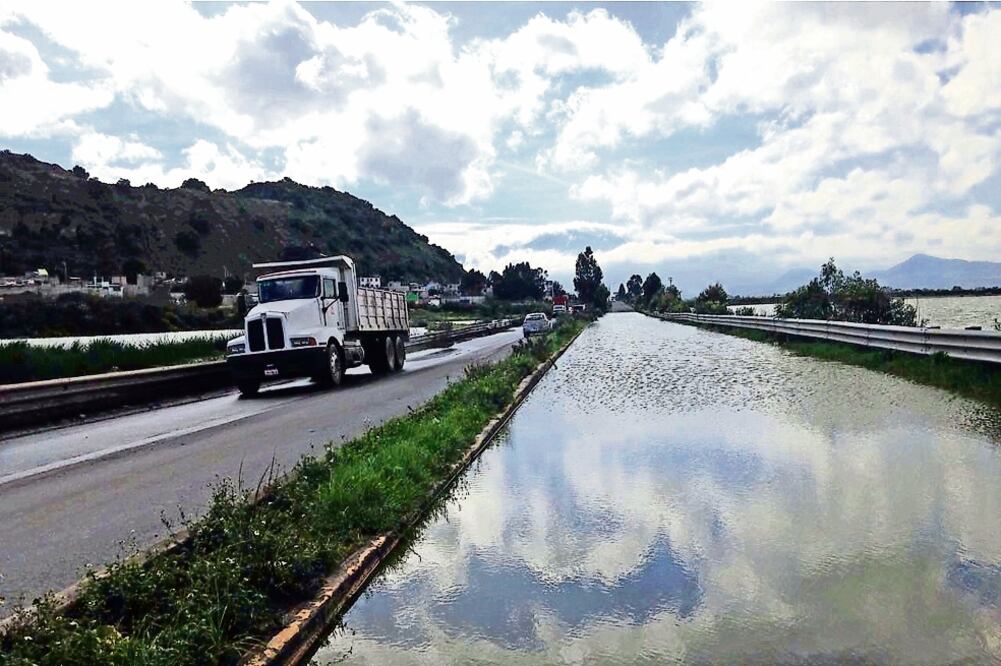 Autoridades piden a la población que transita por esa arteria aumente sus previsiones; esperan que en las próximas horas disminuya el nivel del agua (EMILIO FERNÁNDEZ. EL UNIVERSAL)