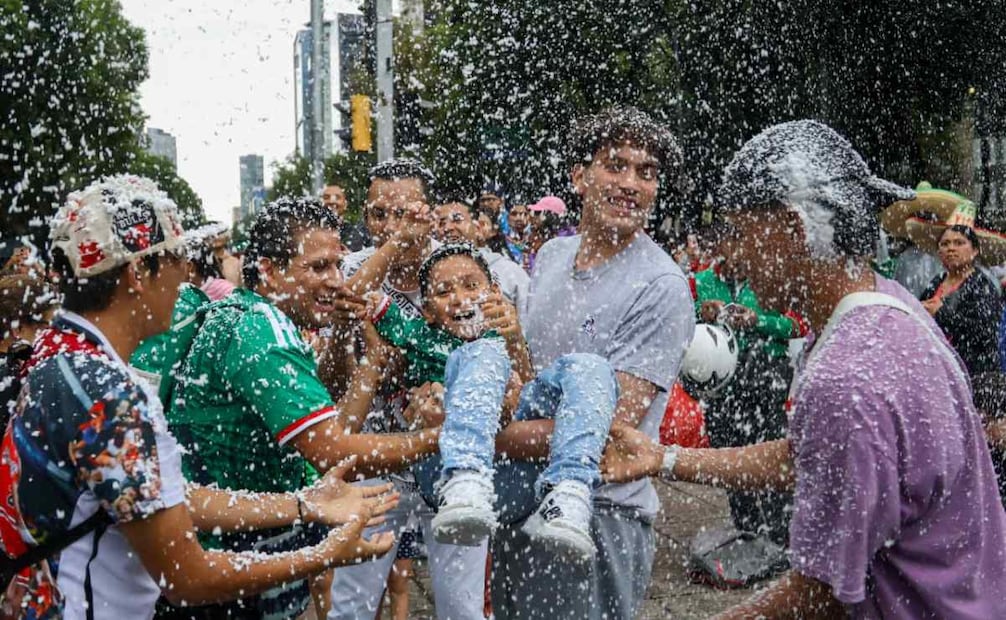 Aficionados despiden el Mundial en el Ángel de la Independencia; cierran Paseo de la Reforma.
Foto: Karla Guerrero| El Universal