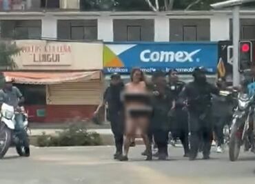 Investigan a policías de Oaxaca por exhibir a mujer desnuda en las calles; señalan violación a sus derechos