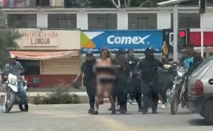 Investigan a policías de Oaxaca por exhibir a mujer desnuda en las calles; señalan violación a sus derechos